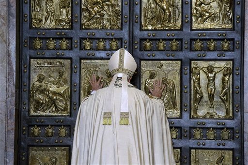 تصویر درب مقدس در حال باز شدن به دست پاپ